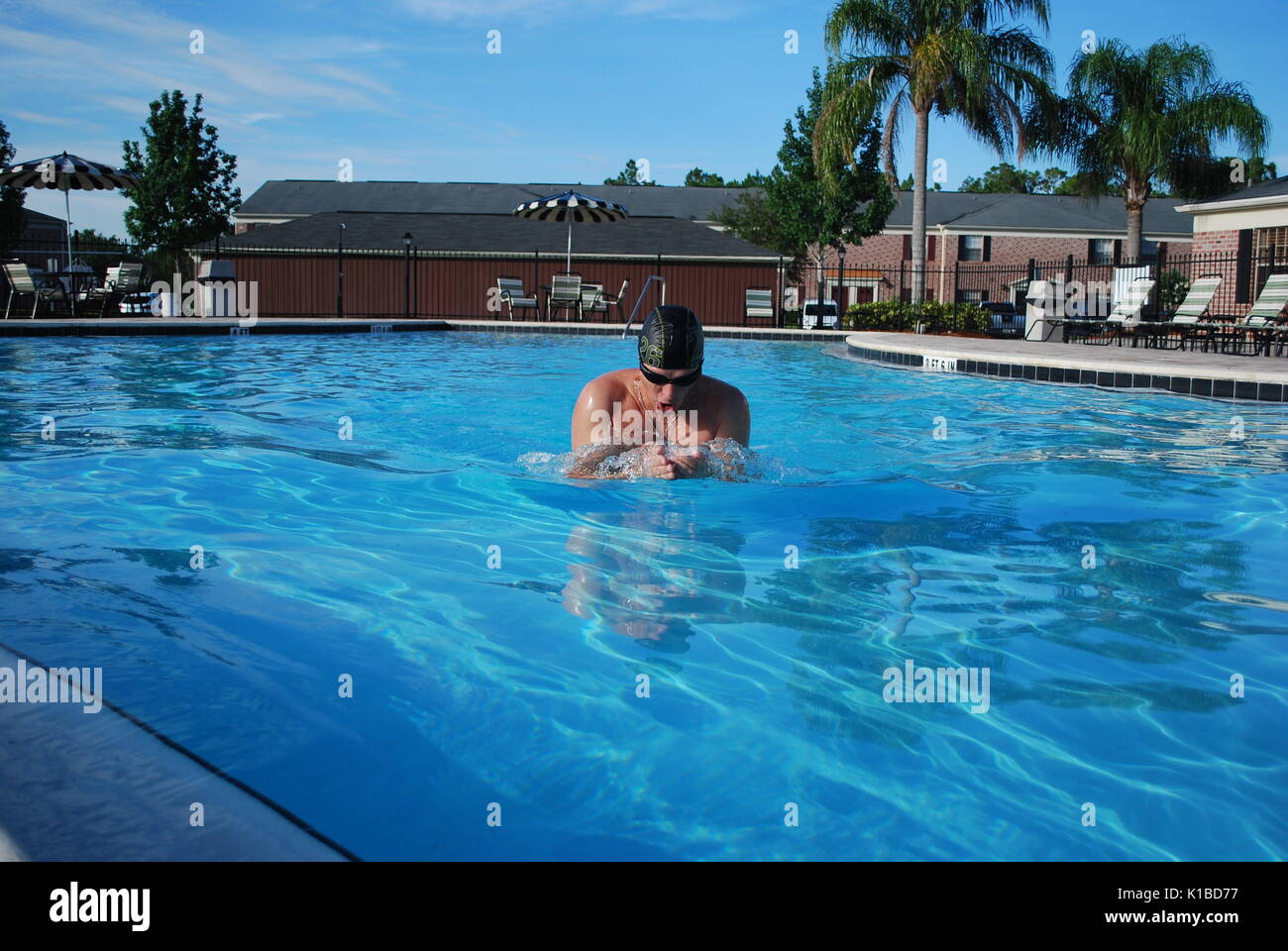 Professionelle Schwimmer übend am Pool. Mann Workout Stockfoto