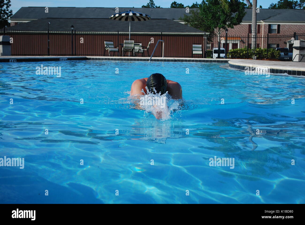 Professionelle Schwimmer in Aktion. Schwimmen Training. Brustschwimmen Stil des Schwimmens. Der Mensch ist im Pool schwimmen mit blauen Wasser Farbe Stockfoto