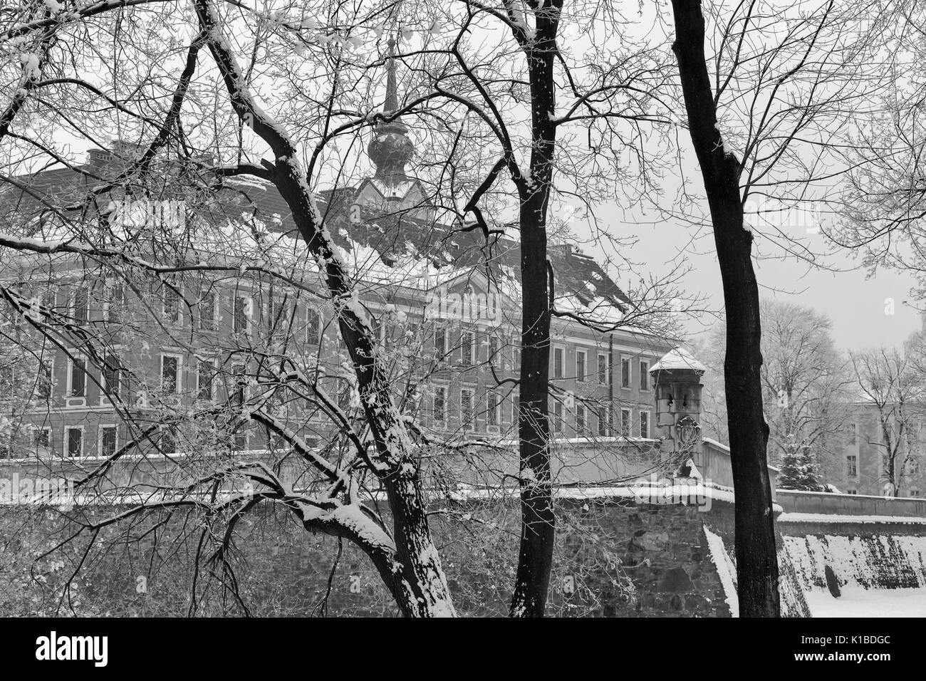 Winter Lubomirski Schloss in Rzeszow, Polen. Schwarz und Weiß. Stockfoto