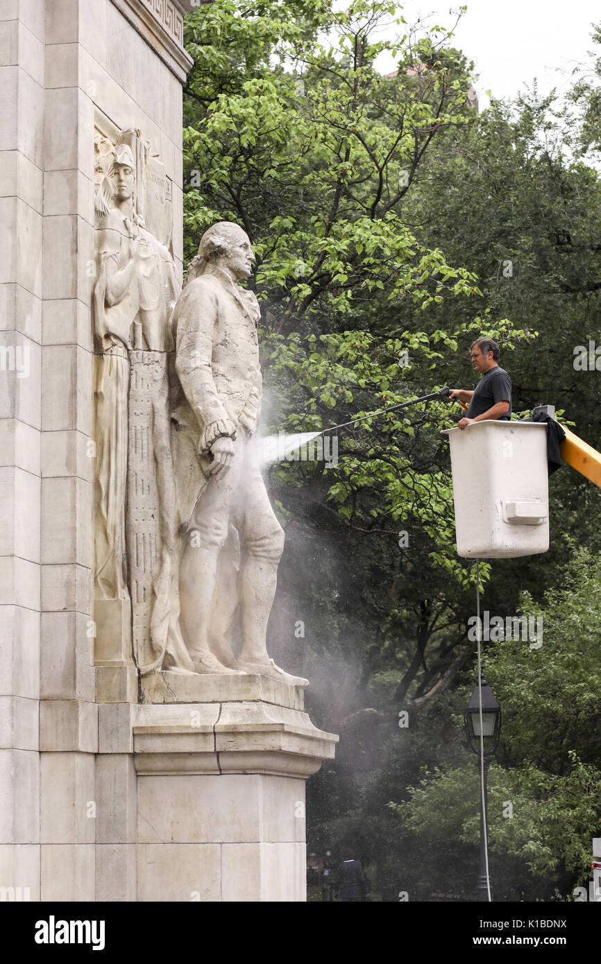 Waschen Washington in Washington Square Park in New York City Abteilung der Parks und Erholung Arbeiter reinigt urkomisch der Park der berühmten George Washington Statue mit einem Schlauch, und stellen Sie sicher, dass jeden letzten Winkel zu erhalten! Mit: Atmosphäre, in: New York City, United States Wann: 25 Aug 2017 Quelle: Jonathan Grassi/WENN.com Stockfoto