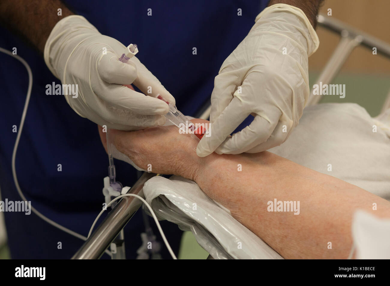 Eine betäubende Tropfen ist für einen Patienten vor einer Operation in einem NHS Krankenhaus angeschlossen Stockfoto