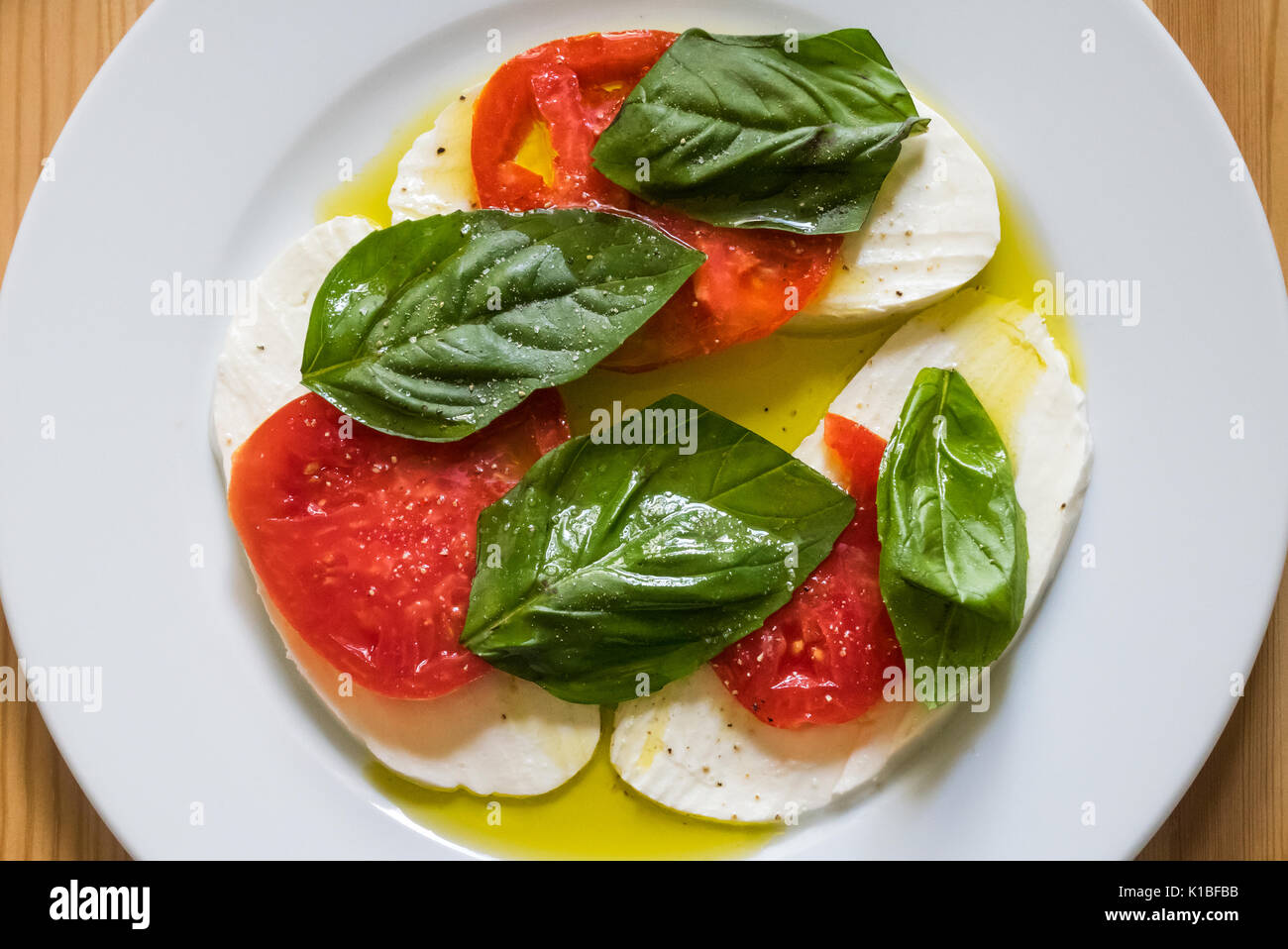 Caprese Salat mit Mozzarella, Tomaten, Basilikum und Olivenöl. . In den Farben der italienischen Flagge Stockfoto