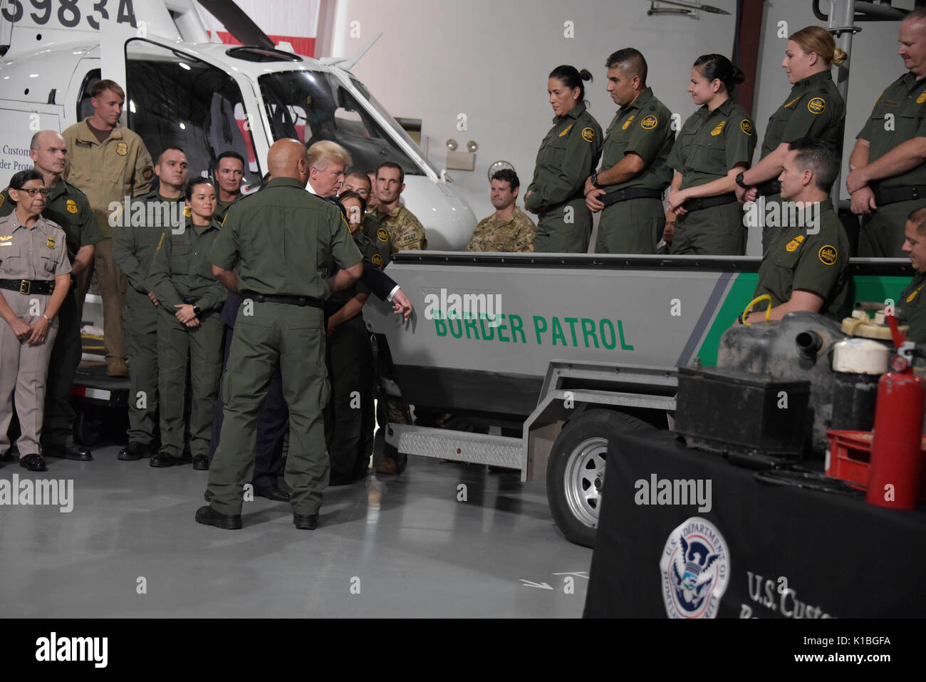 Us-Präsident Donald Trump Tours ein U.S.-Zoll- und Grenzschutzbehörde Hangar am Yuma Border Patrol Station, 22. August 2017 in Yuma, Arizona. Stockfoto