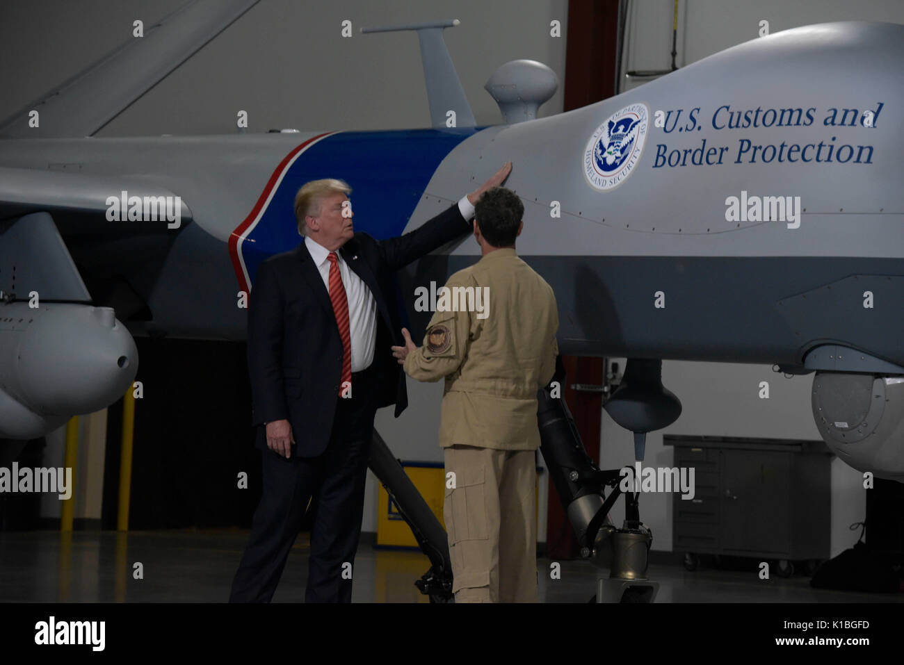 Us-Präsident Donald Trump Tours ein U.S.-Zoll- und Grenzschutzbehörde Hangar und berührt eine Predator-drohne am Yuma Border Patrol Station, 22. August 2017 in Yuma, Arizona. Stockfoto