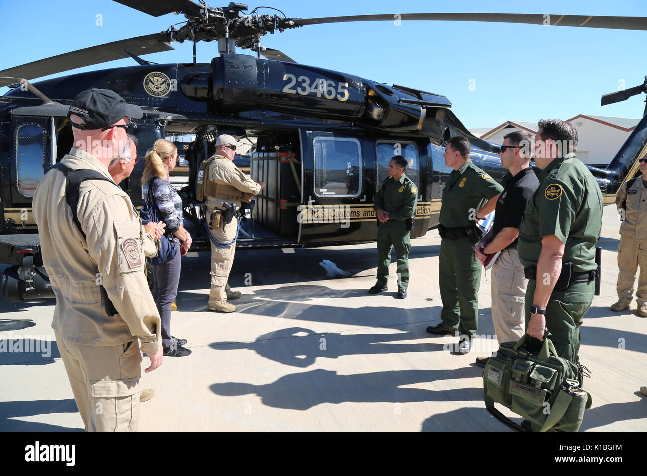 Us-amerikanischen Zoll- und Grenzschutz amtierender Kommissar Kevin McAleenan, rechts, eine Tour durch eine CBP black hawk Hubschrauber bei einem Besuch der Tucson Border Patrol Station August 21, 2017 in Tucson, Arizona. Stockfoto