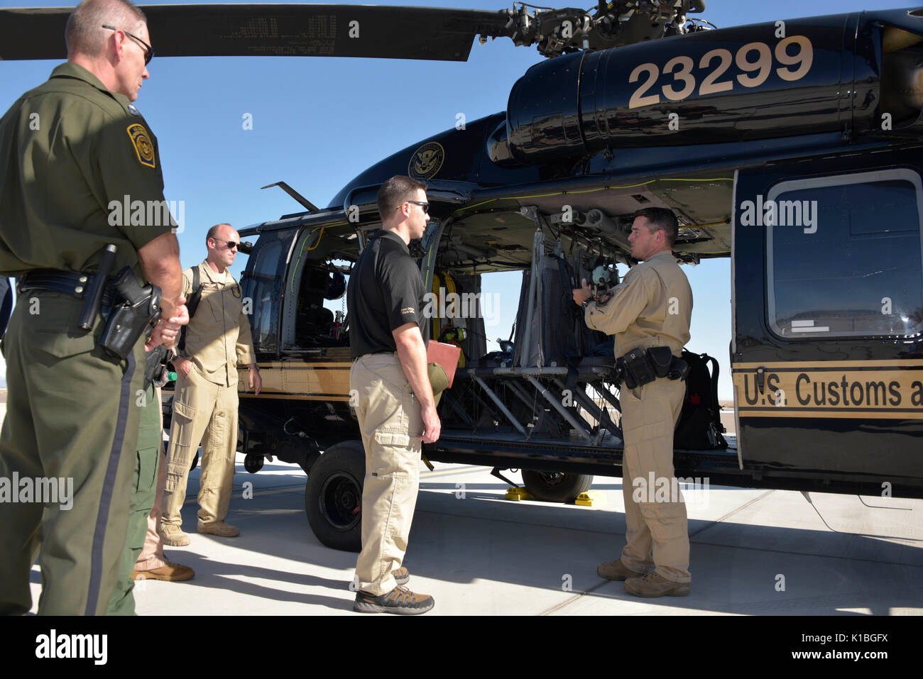 Us-amerikanischen Zoll- und Grenzschutz amtierender Kommissar Kevin McAleenan, Mitte, ist eine Tour durch ein CBP-black hawk Hubschrauber bei einem Besuch der Tucson Border Patrol Station August 21, 2017 in Tucson, Arizona. Stockfoto