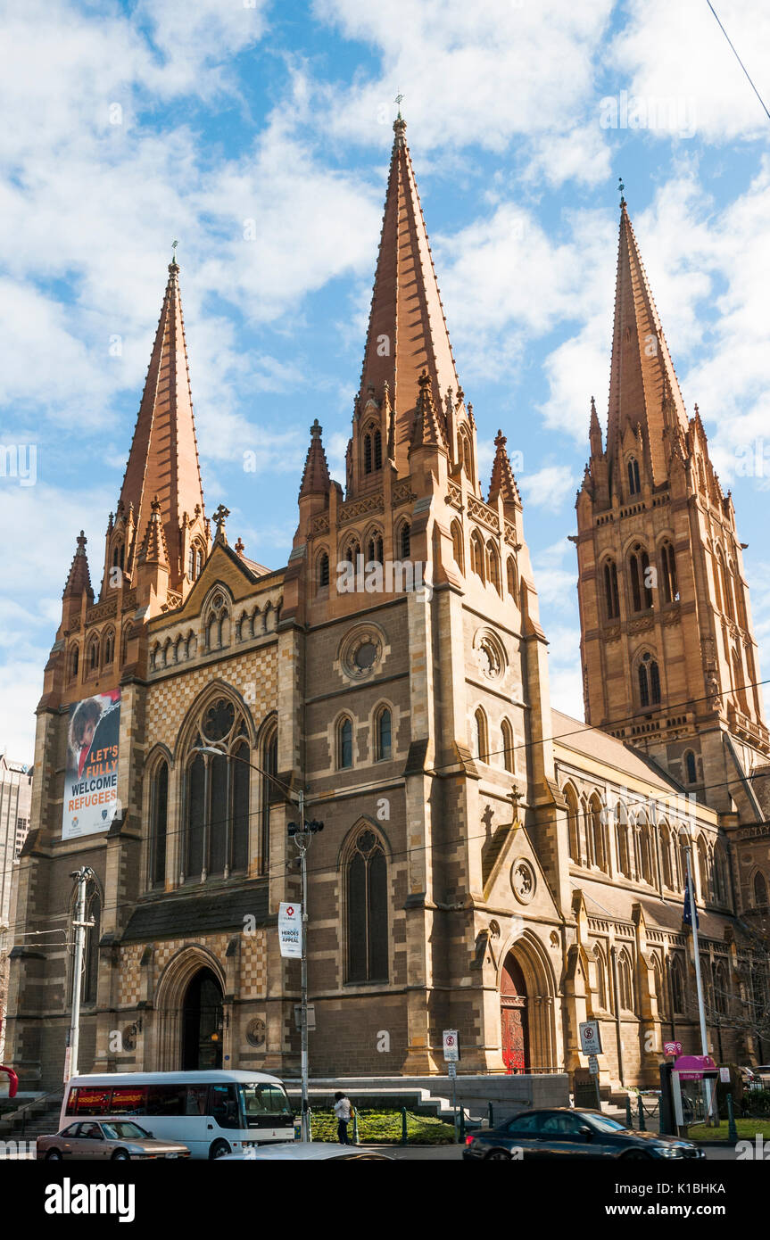 St Pauls Kathedrale in der Flinders Street, Melbourne, Victoria, Australien. Ein Banner am oberen linken verkündet "Let's voll Flüchtlinge Willkommen Stockfoto
