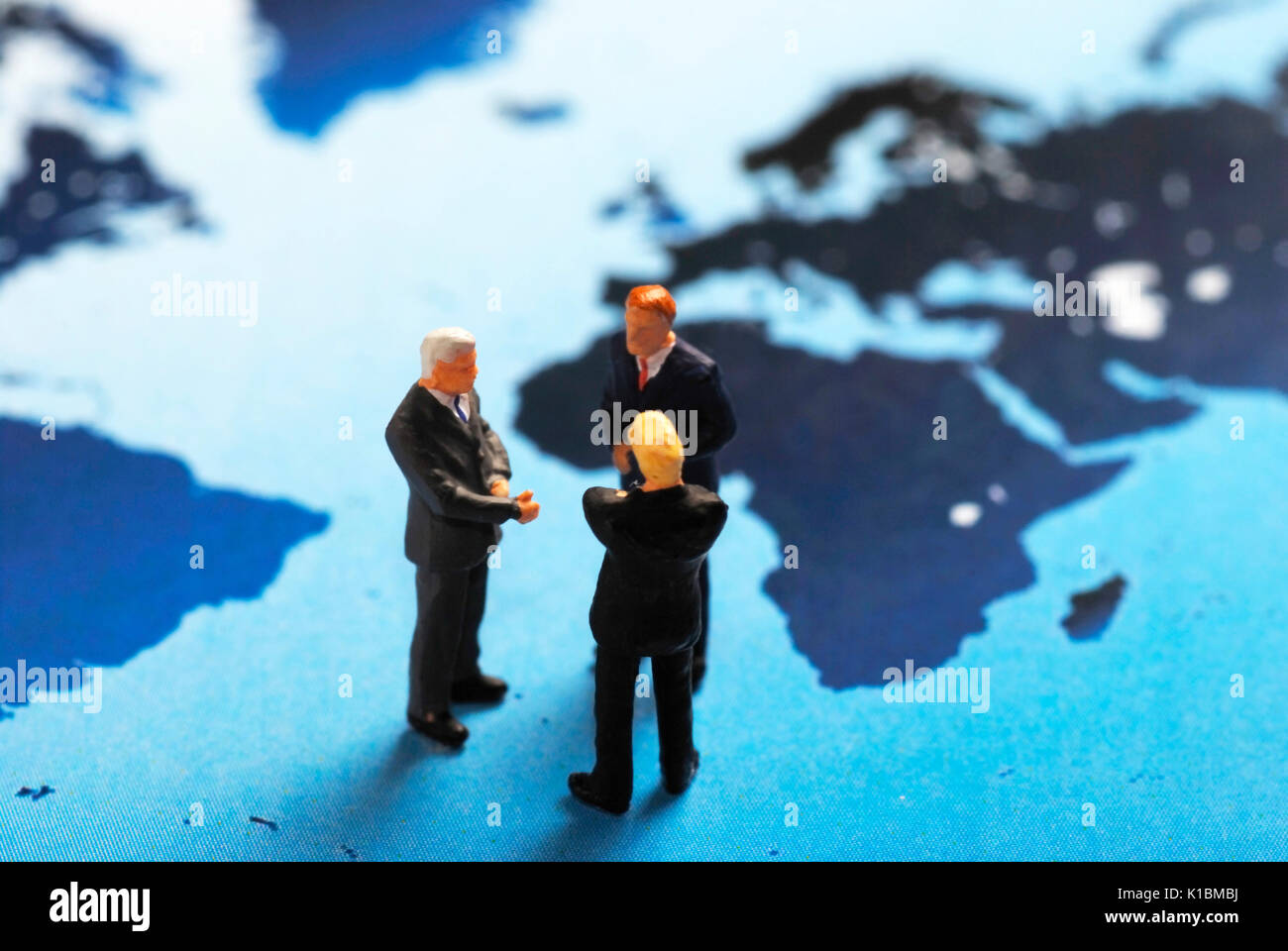 Unternehmer Figuren auf einer Weltkarte, globale Strategien Konzept Stockfoto