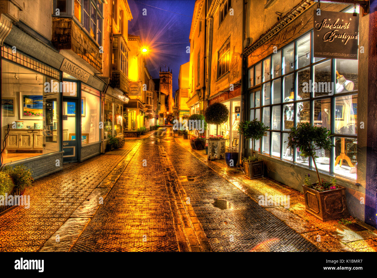 Stadt Dartmouth, England. Malerische Nachtansicht von Kunst und Einzelverkäufe Geschäfte in Dartmouth Foss Street. Stockfoto