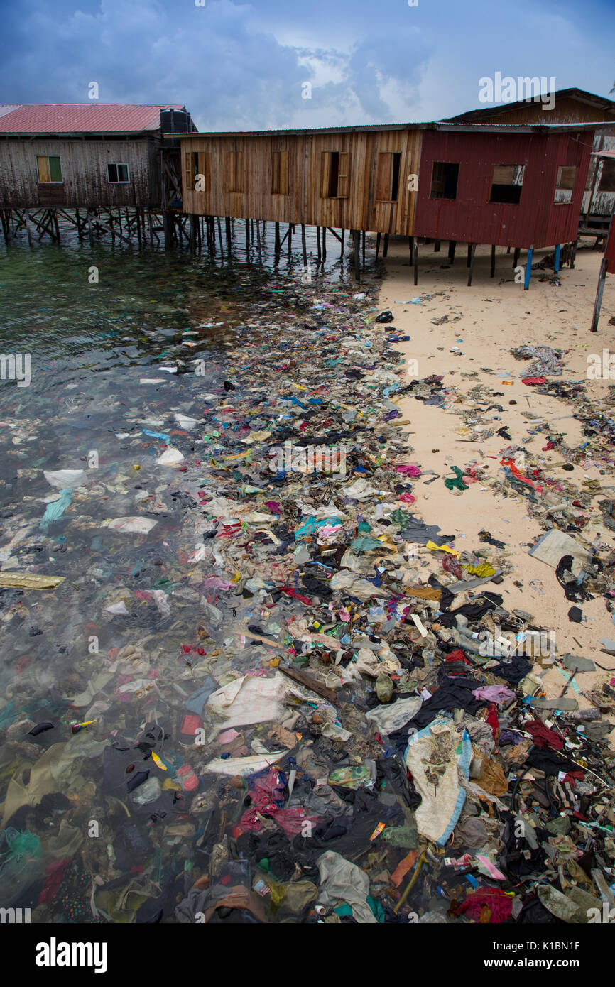 Kunststoff Papierkorb und anderen Müll deckt ein Strand vor budget Dive Resorts auf Mabul Island, Borneo Stockfoto