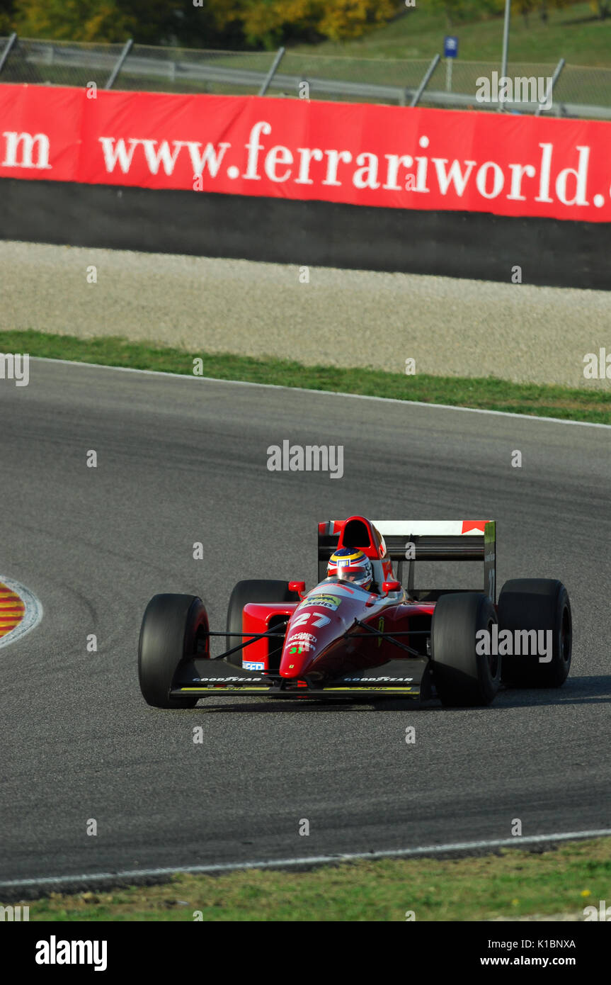 MUGELLO, IT, November 2007: Unbekannte laufen mit historischen Ferrari F1 F93 a während Finali Mondiali Ferrari 2007 in das mugello in Italien Stockfoto