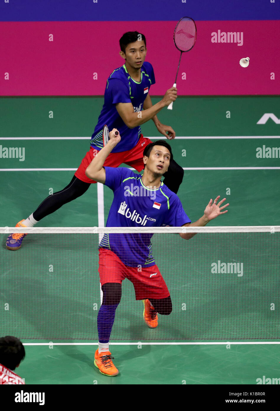 Indonesiens Mohammad Ahsan (vorne) und Rian Agung Saputro (oben) in ihrem Halb Finale am Tag sechs der BWF-Weltmeisterschaften 2017 im Emirates Arena, Glasgow. PRESS ASSOCIATION Foto. Bild Datum: Samstag, 26 August, 2017. Siehe PA Geschichte BADMINTON Welt. Photo Credit: Jane Barlow/PA-Kabel. Einschränkungen: Nur für den redaktionellen Gebrauch bestimmt. Keine kommerzielle Nutzung. Stockfoto