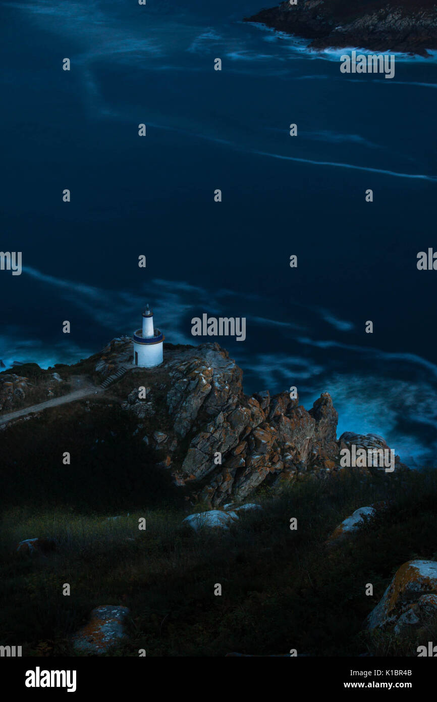 Cies Inseln in Vigo, Spanien, Detail der Leuchtturm bei Nacht Stockfoto