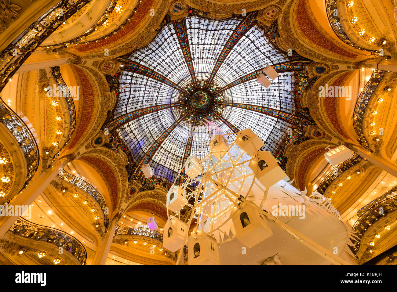 Galerien Lafayette Haussmann Interieur mit Glaskuppel zu Weihnachten. Paris, Frankreich Stockfoto