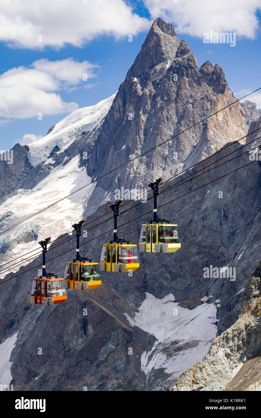 Seilbahnen von Meije Gletscher im Nationalpark Ecrins im Sommer. Alpes-de-Haute-Provence, Alpen, Frankreich Stockfoto