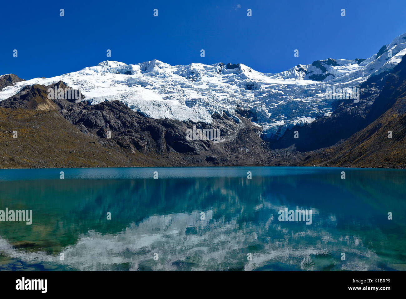 Lagune und die verschneite huaytapallana cochagrande Stockfoto