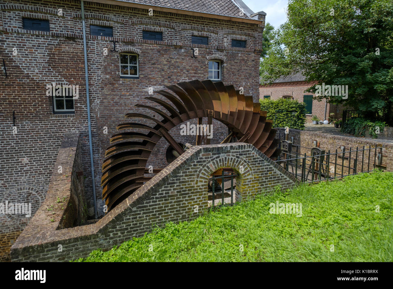 Alte historisch großen Verrosteten Metal Blade Rad einer Wassermühle Stockfoto