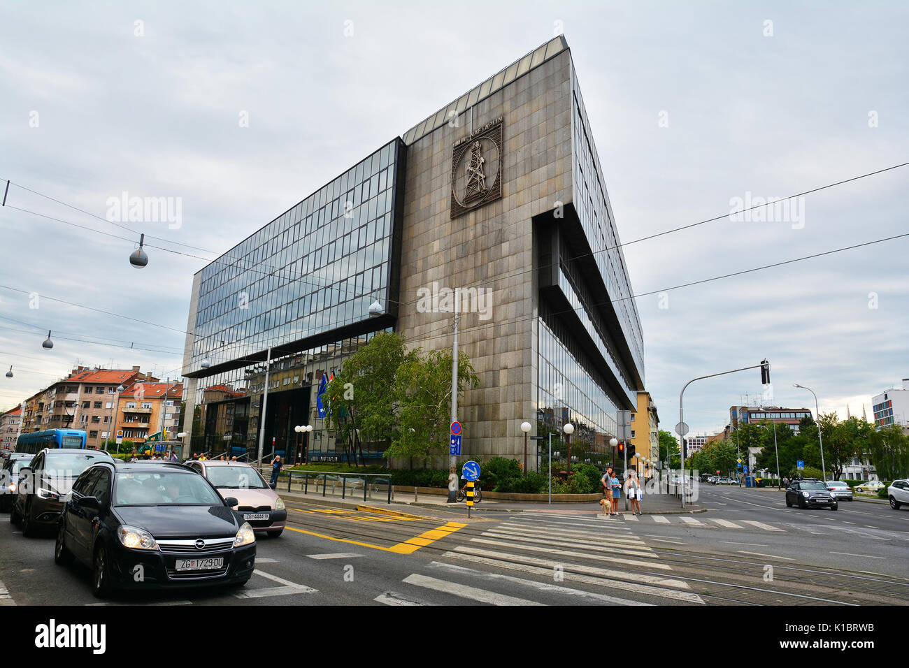 ZAGREB, KROATIEN - 14. Juli 2017. Street View mit Zgrada INA Naftaplin Gebäude kroatischen Ölgesellschaft in Zagreb, der Hauptstadt von Kroatien. Stockfoto