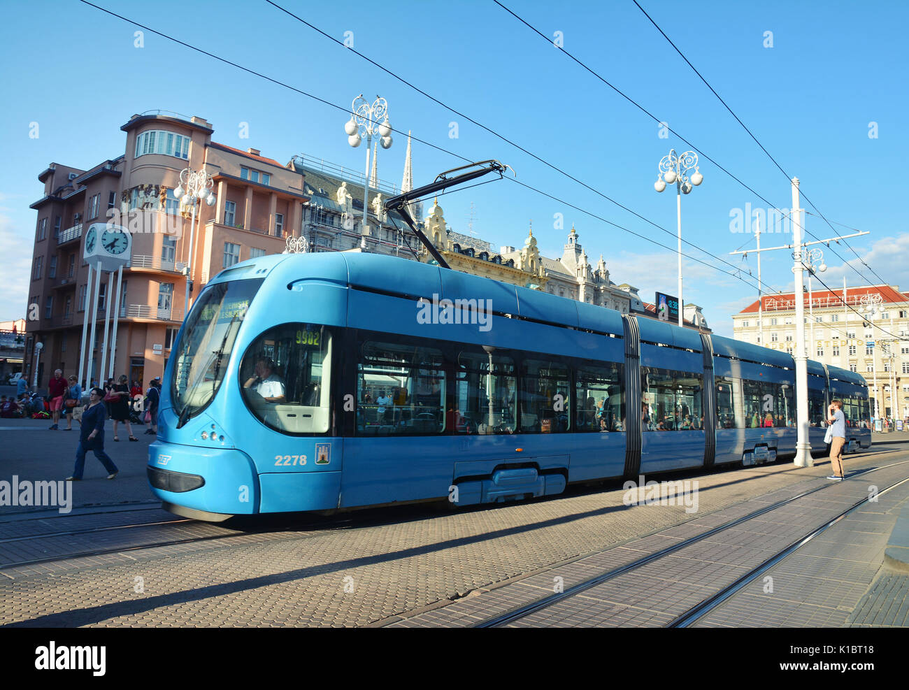 ZAGREB, KROATIEN 14. Juli 2017. Street View mit blauen Straßenbahn in