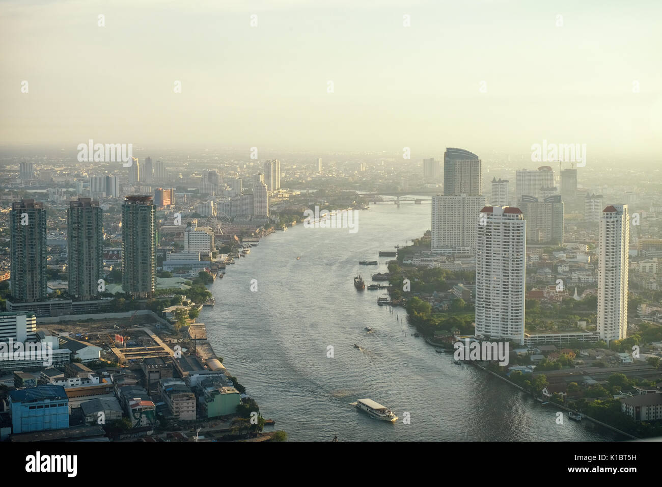 Foto der Panoramablick auf die Stadt bei Sonnenuntergang Bangkok Stockfoto