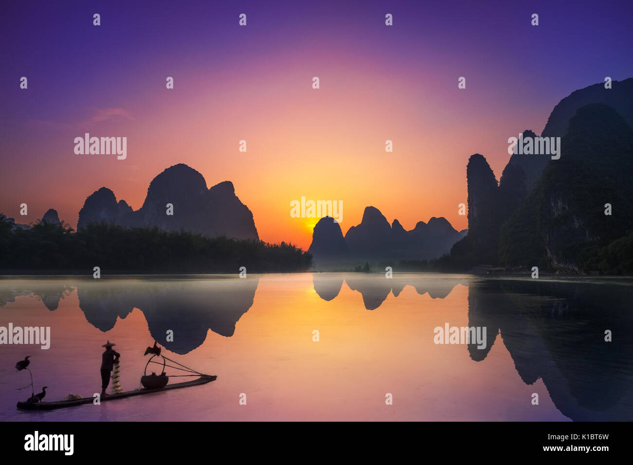 Foto der Sonnenuntergang bei yangshuo mit der Fischer. Stockfoto