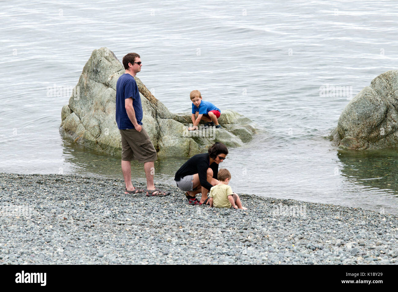 Familie von vier an der Küste Stockfoto