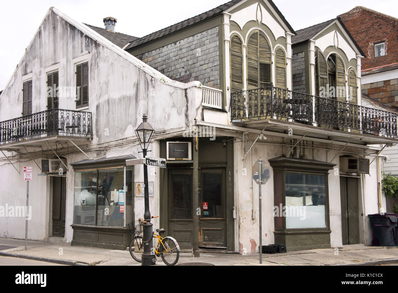 Original kreolischen Häuschen, Ecke Ursulines & Burbon Straßen. New Orleans, LA. Stockfoto