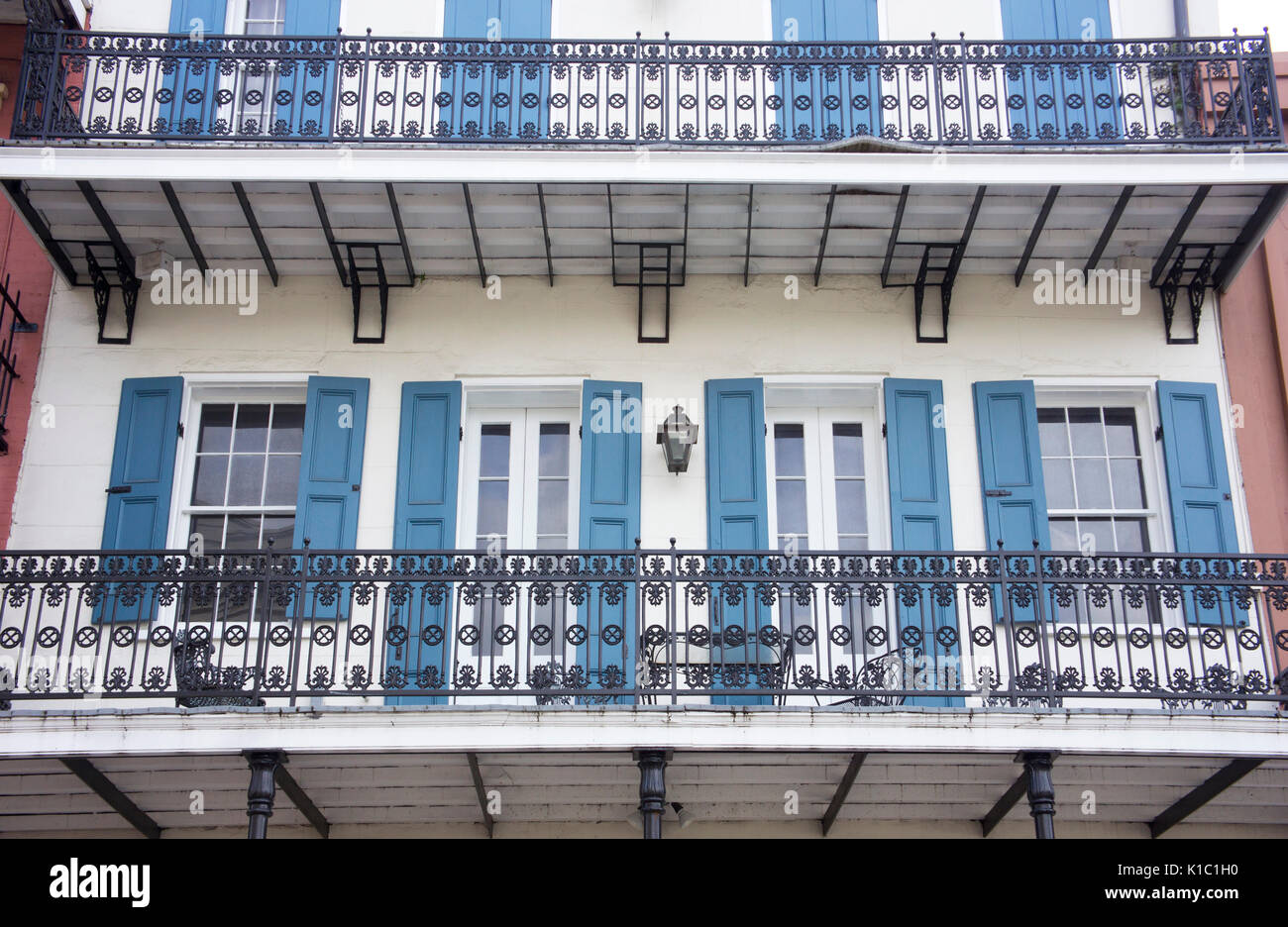 Französische/Spanische Architektur im französischen Viertel von New Orleans. Stockfoto