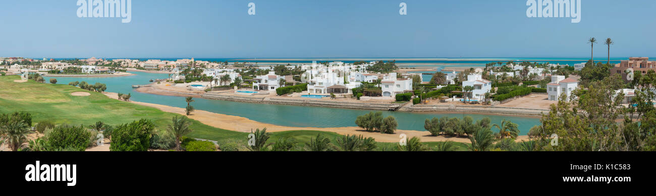 Panoramablick Luftaufnahme über große Lagune mit Luxus Waterfront Villa Residenzen in tropischen Küstengebieten Ferienort Stockfoto