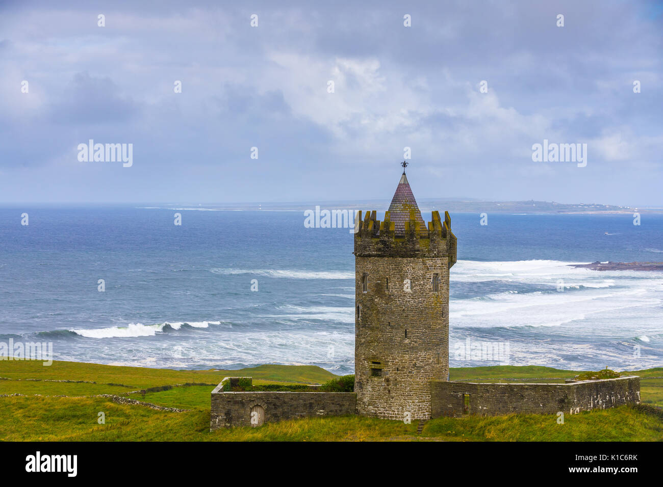 Doonagore Castle ist ein runder Turm aus dem 16. Jahrhundert Haus mit einem kleinen Stadtmauer befindet sich etwa 1 km oberhalb der Küstenstraße Dorf Doolin im County Cl Stockfoto