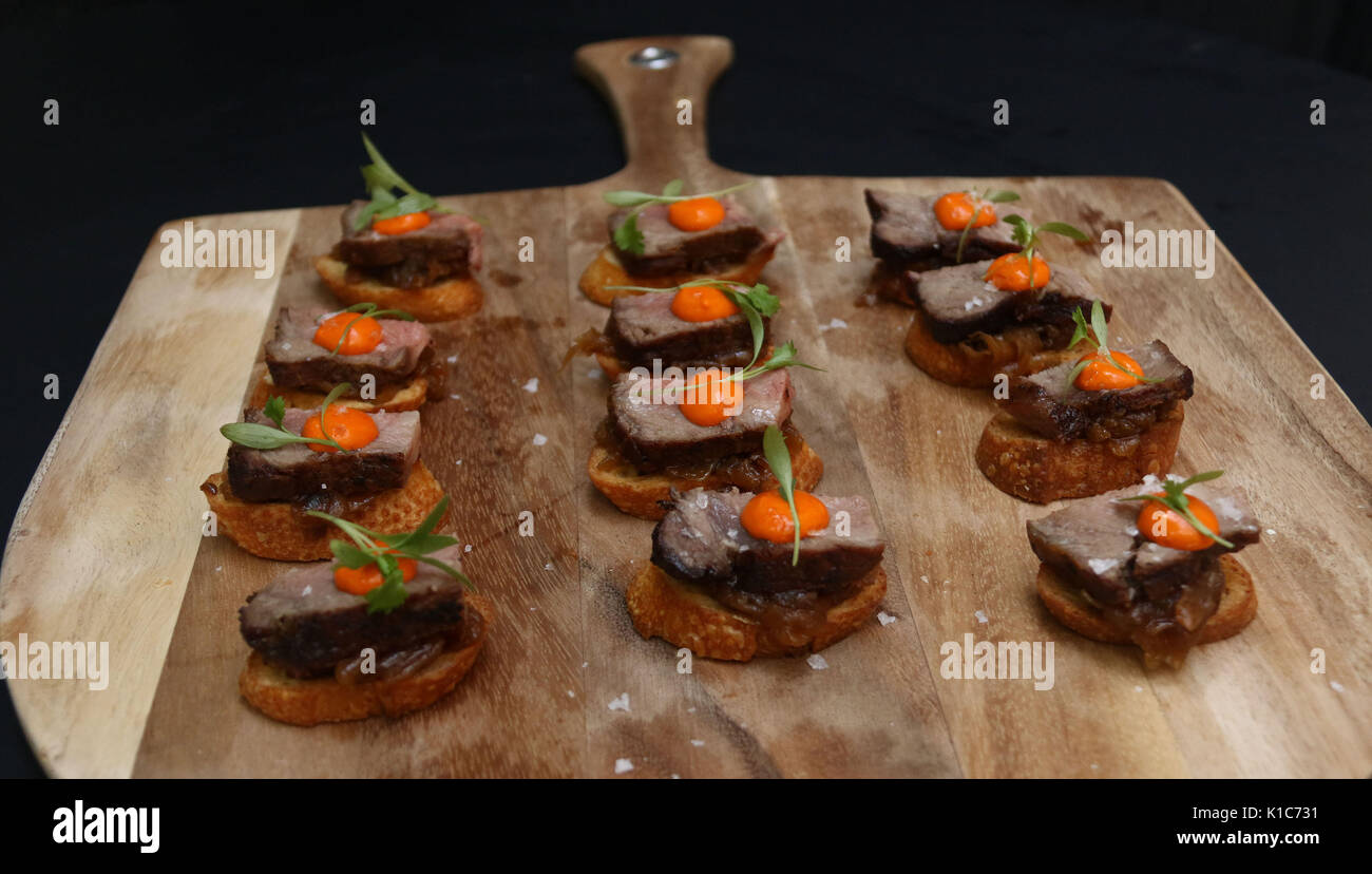 Holz Schneidebrett mit Rinderfilet mit Eigelb hors d'oeuvres. Stockfoto