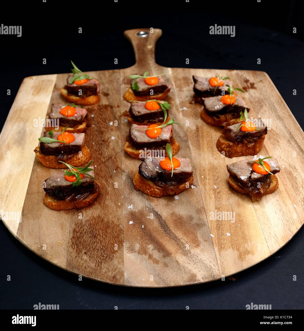 Holz Schneidebrett mit Rinderfilet mit Eigelb hors d'oeuvres. Stockfoto