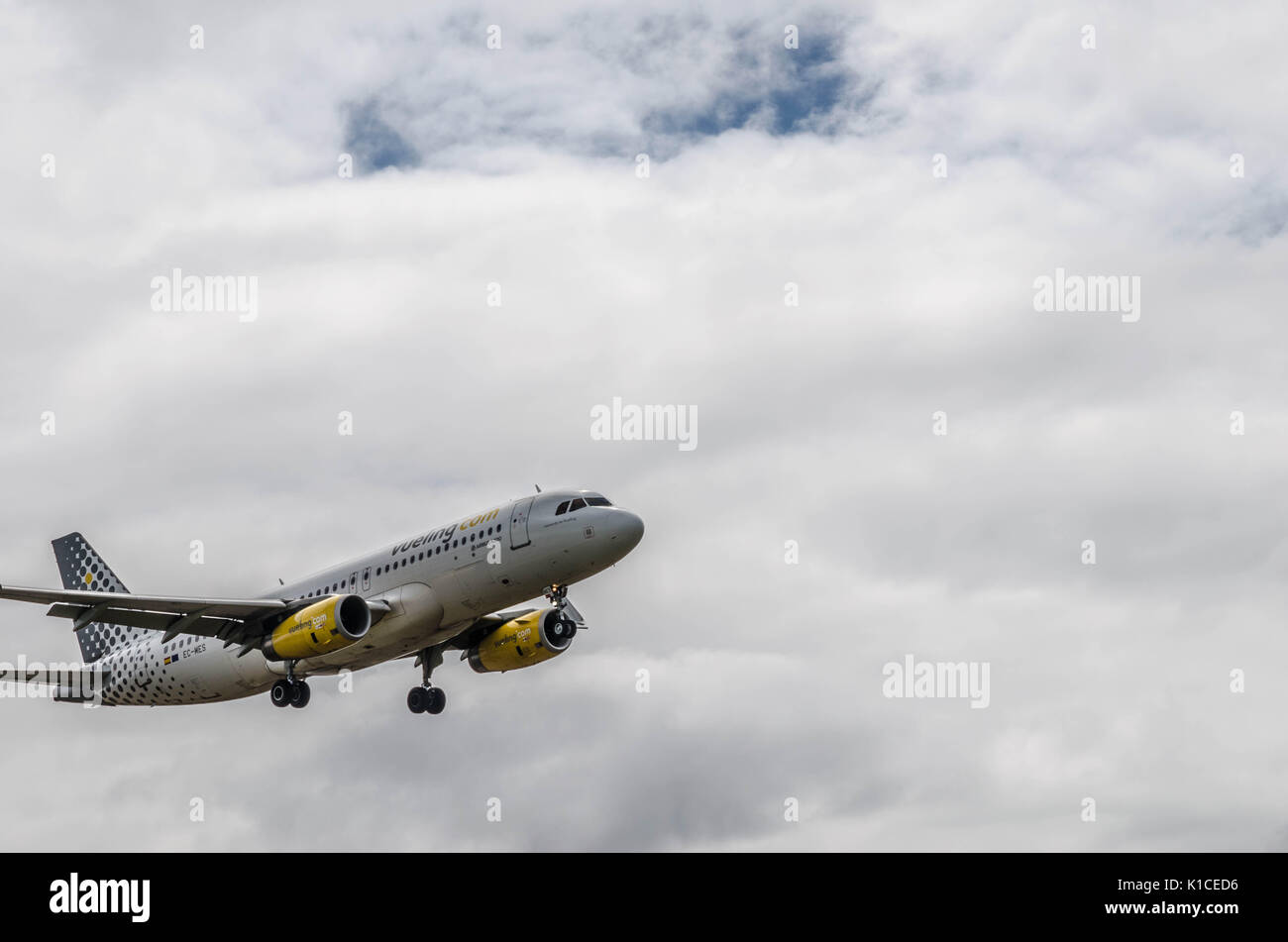 Ein vueling Airbus A320-Landung am Flughafen Cardiff, Wales, UK. Stockfoto