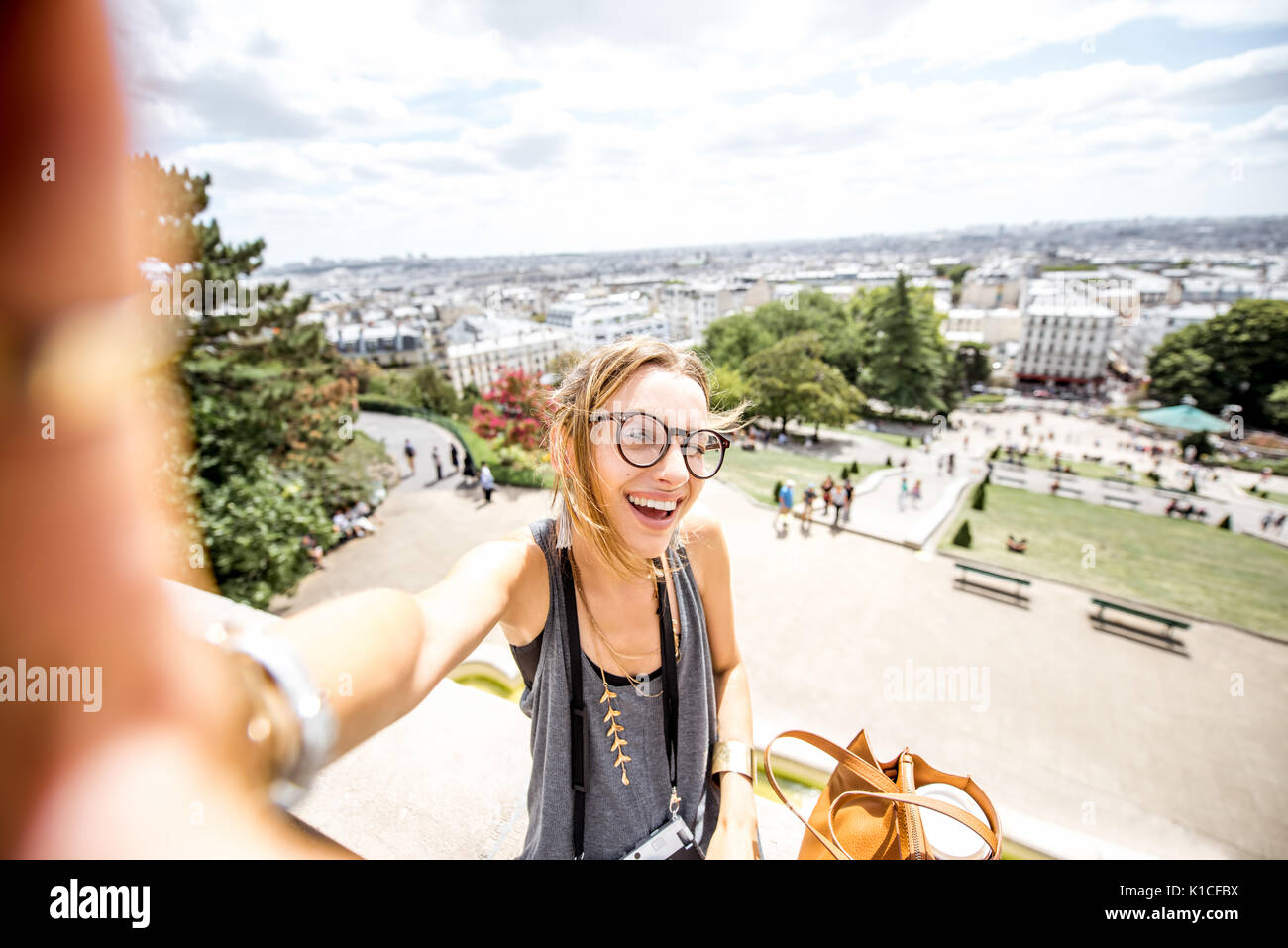 Frau unterwegs in Paris. Stockfoto