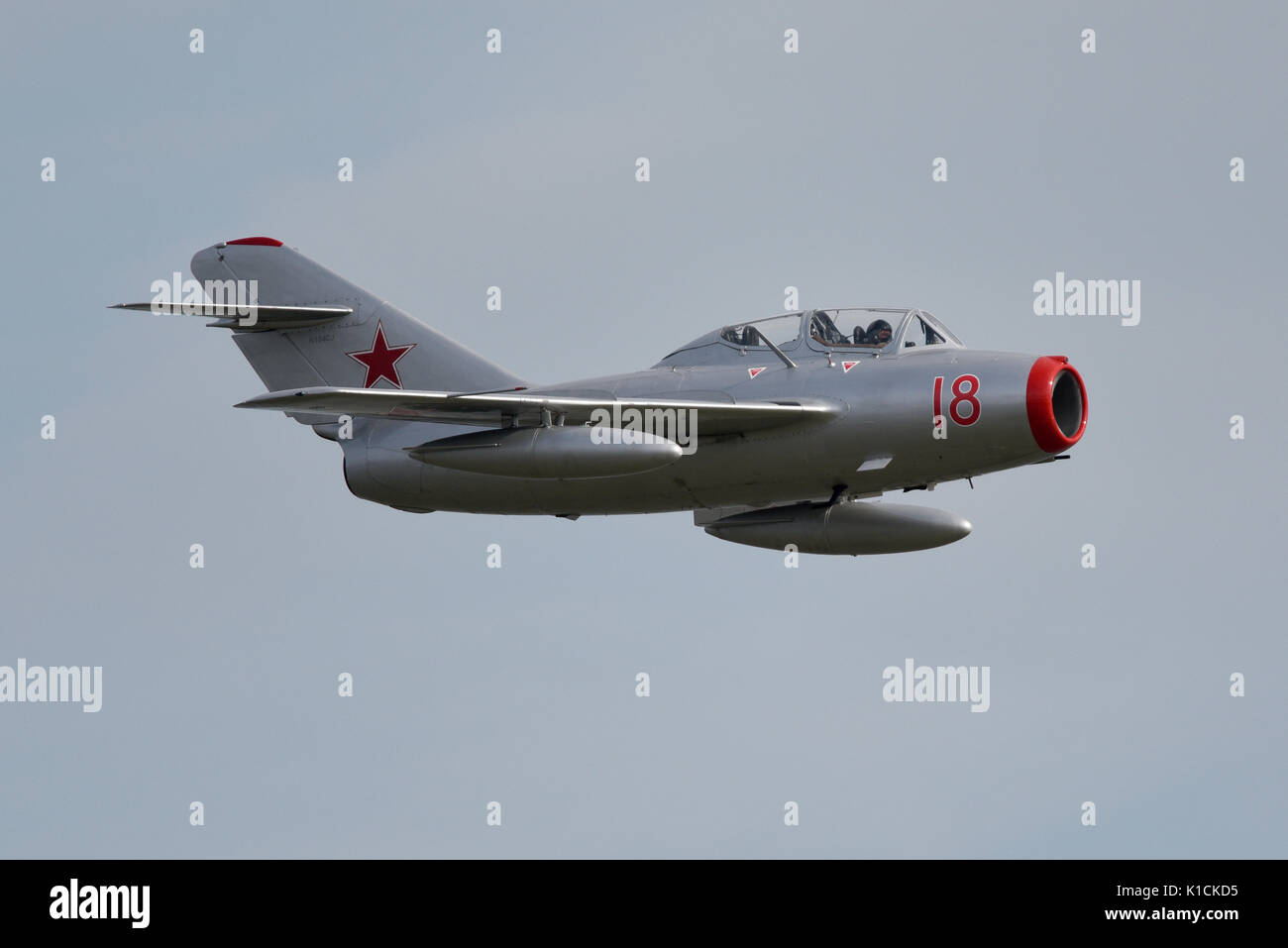 Mikoyan Gurevich MiG-15 UTI Rot 18 der norwegischen Luftwaffe historische Squadron in Clacton Airshow. MiG-15 ist eine Sowjetische 1950s Era Jet Fighter Stockfoto