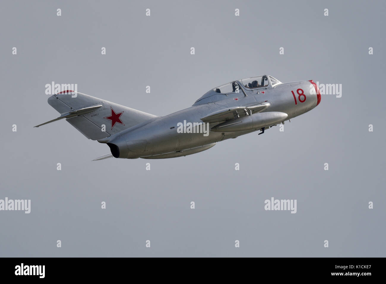 Mikoyan Gurevich MiG-15 UTI Rot 18 der norwegischen Luftwaffe historische Squadron in Clacton Airshow. MiG-15 ist eine Sowjetische 1950s Era Jet Fighter Stockfoto