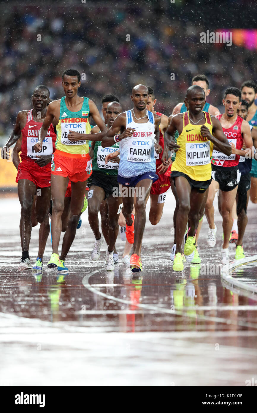 Yomif KEJELCHA (Äthiopien), Albert Kibichii ROP (Bahrain), Mo Farah (Großbritannien), Jakob KIPLIMO (Uganda), Emmanuel Giniki GISAMODA (Tansania) konkurrieren in der Männer 5000 m Wärme 1 am 2017, Leichtathletik-WM, Queen Elizabeth Olympic Park, Stratford, London, UK. Stockfoto