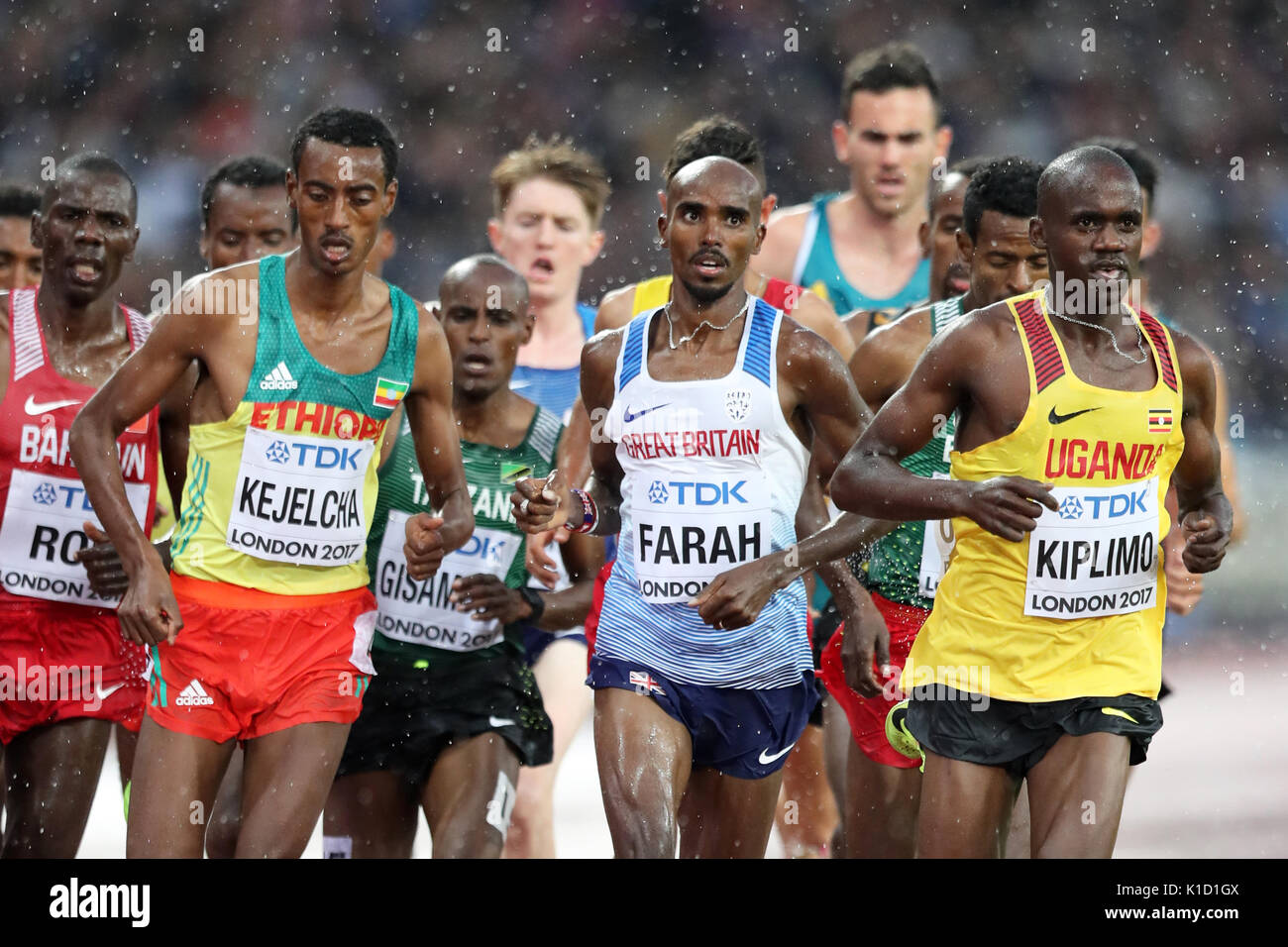 Yomif KEJELCHA (Äthiopien), Mo Farah (Großbritannien), Jakob KIPLIMO (Uganda) konkurrieren in der Männer 5000 m Wärme 1 am 2017, Leichtathletik-WM, Queen Elizabeth Olympic Park, Stratford, London, UK. Stockfoto