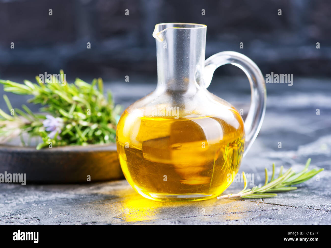 Pflanzliche Öl im Krug und auf einem Tisch Stockfoto