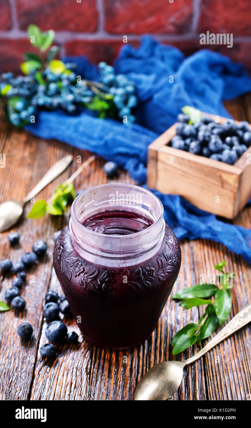 Blaubeeren Marmelade im Glas Bank und auf einem Tisch Stockfoto