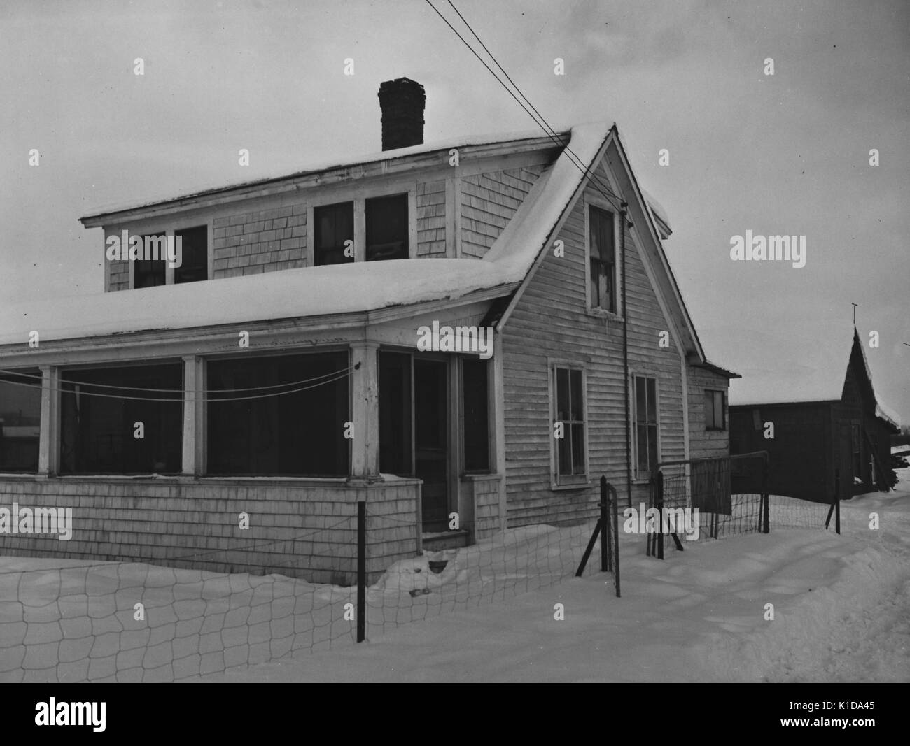 Verschneite Bauernhaus, das zu einem Landwirt arbeiten mit der Farm Security Administration (FSA) als Teil ihrer Rehabilitation, Lancaster, New Hampshire, 1936. Von der New York Public Library. Stockfoto