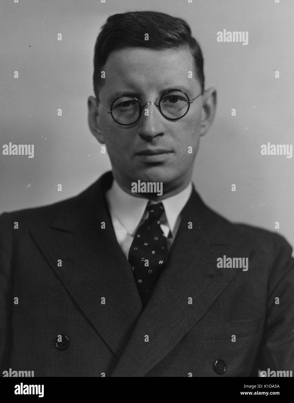 Ein Mitarbeiter der Farm Security Administration (FSA), in Anzug und Brille, posiert für ein Portrait, 1935. Von der New York Public Library. Stockfoto
