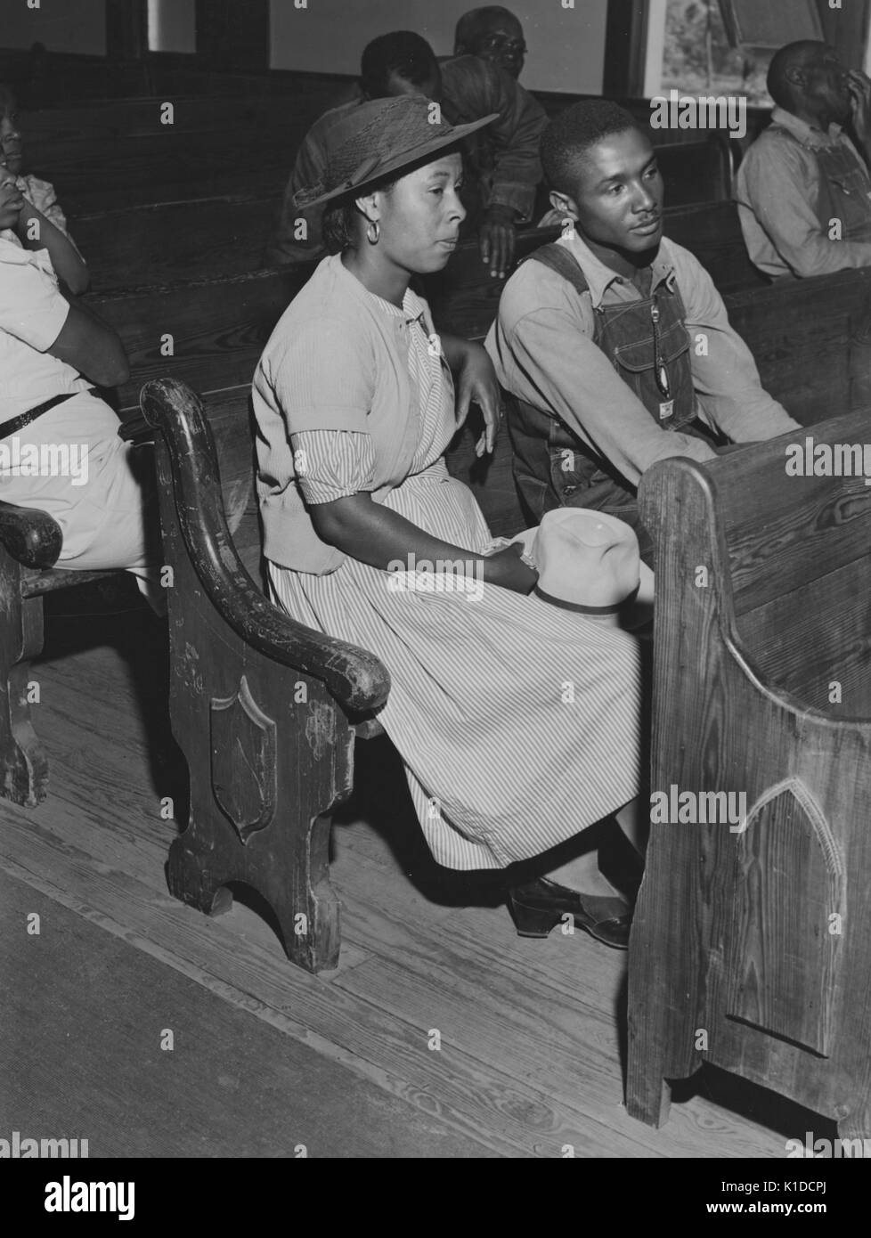 Männliche und weibliche afroamerikanische Bauern sitzen auf Bänken in der Kirche während einer Farm Security Administration Treffen der Kreditnehmer in einer Kirche in der Nähe von Woodville, Greene County, Georgia, 1941. Von der New York Public Library. Stockfoto