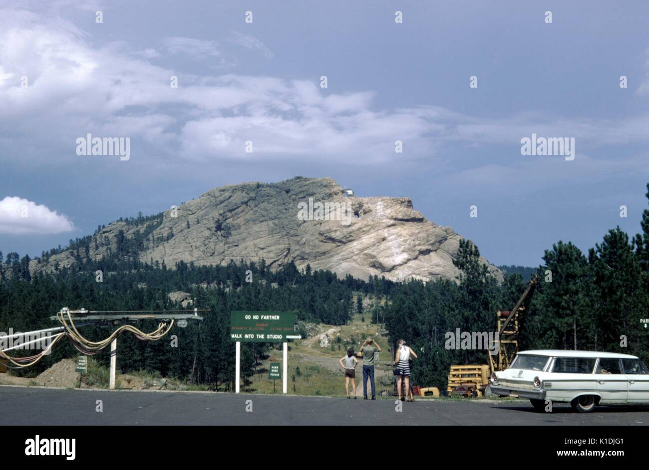 Touristen vor dem Eingang zu Crazy Horse Mountain, South Dakota, 1975 stehen. Stockfoto