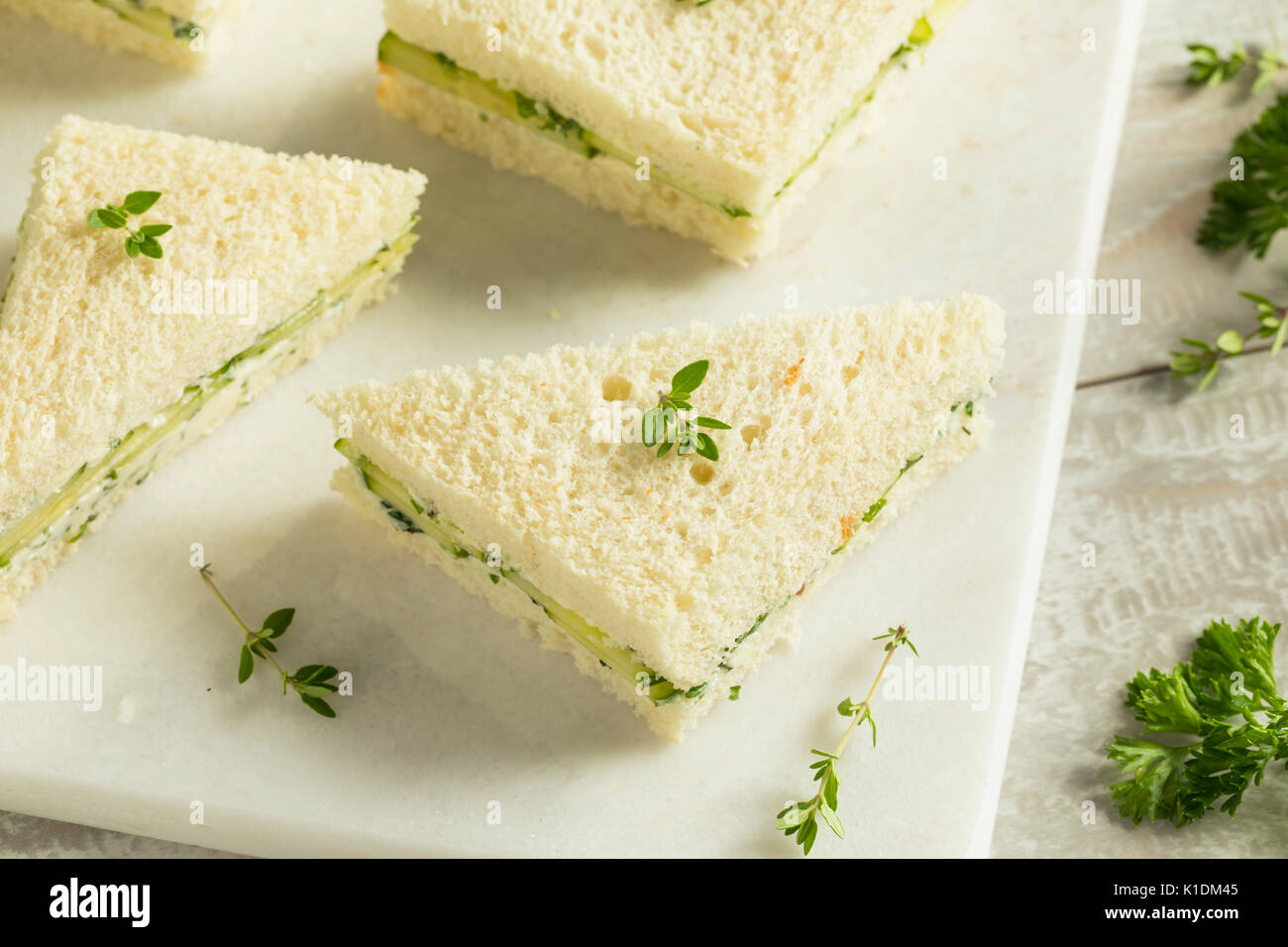 Hausgemachte Cucumber Sandwiches mit Kräuterbutter Stockfoto