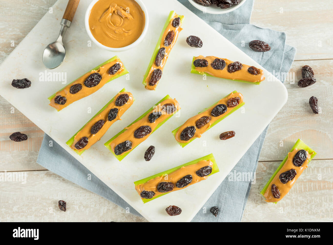 Hausgemachte Ameisen auf einem Baumstamm Snack mit Sellerie mit Erdnussbutter und Rosinen Stockfoto