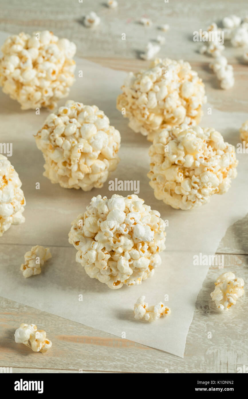 Süßes hausgemachtes Popcorn Bälle bereit zu Essen Stockfoto