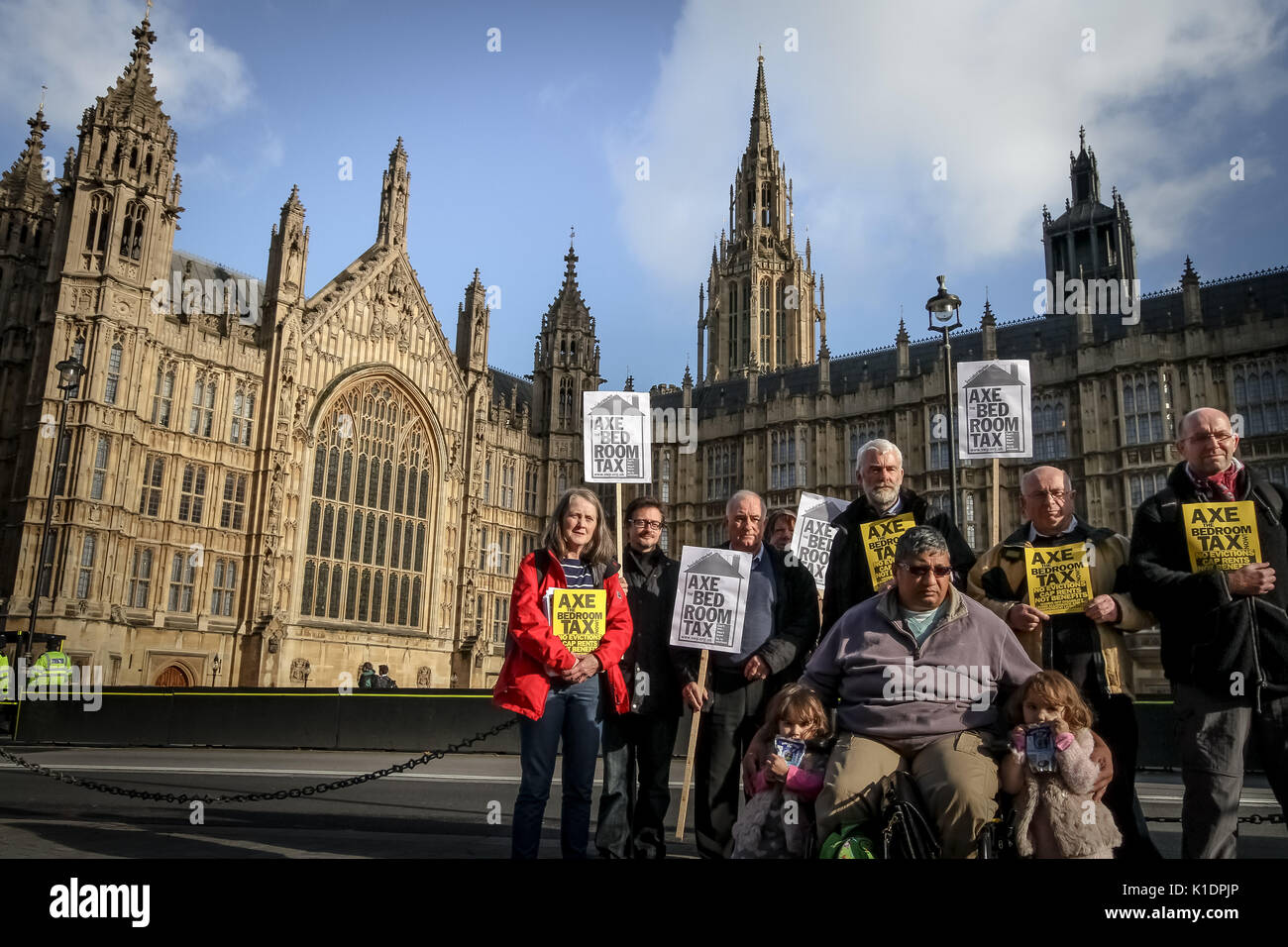 'Ax Schlafzimmer Steuer". Anti-Schlafzimmer steuer Demonstranten im Alten Schloss Hof zeigen gegenüber dem Parlamentsgebäude Westminster in London, Großbritannien. Stockfoto