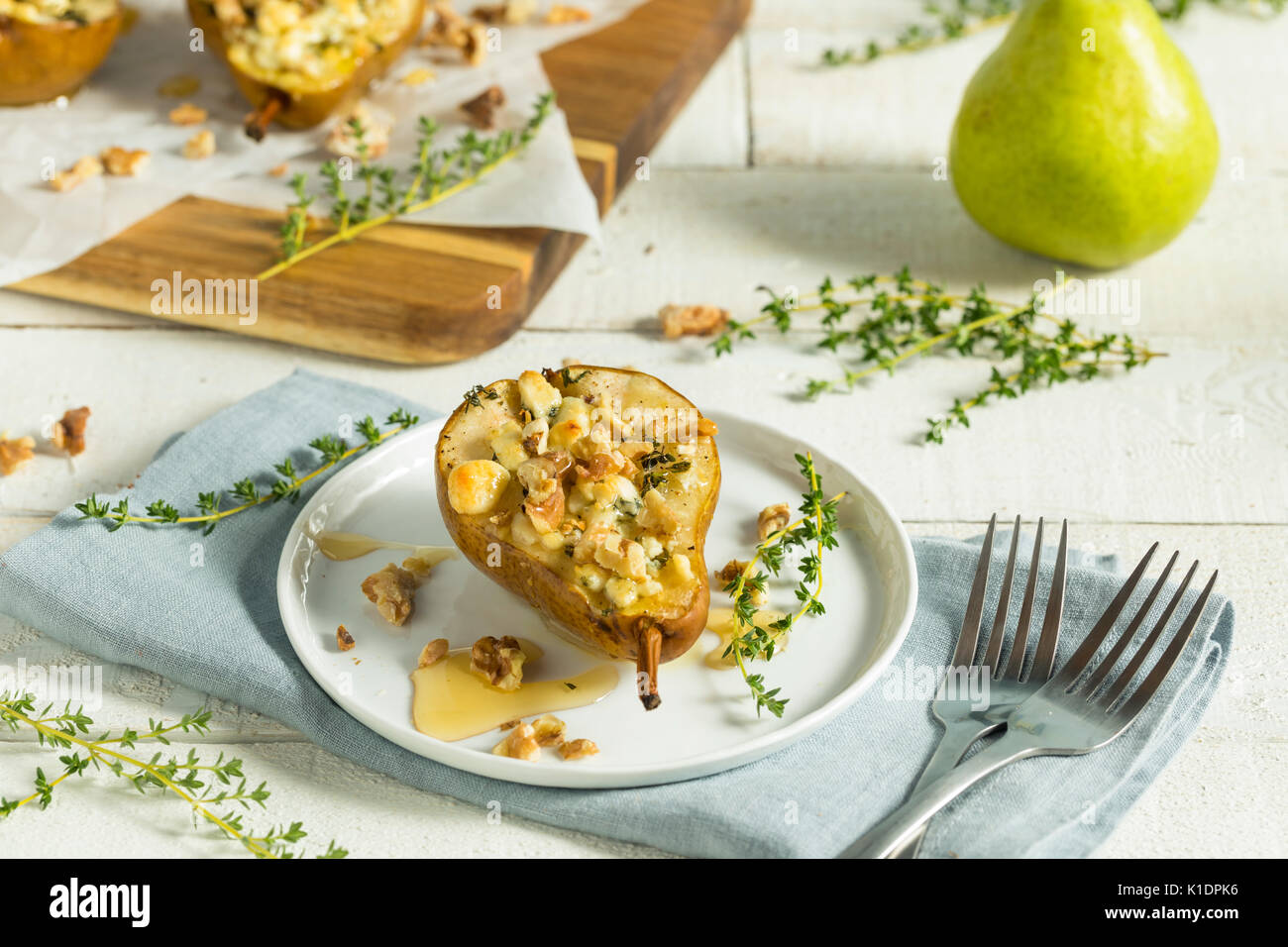 Hausgemachte gebackene Birnen mit blauen Käse Honig Thymian und Walnüsse  Stockfotografie - Alamy