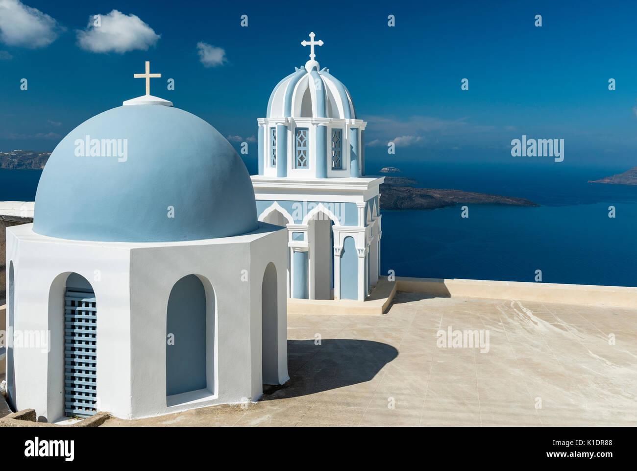 Kirche, blauen Kuppel und Glockenturm, Firostefani, Santorini, Kykladen, Griechenland Stockfoto